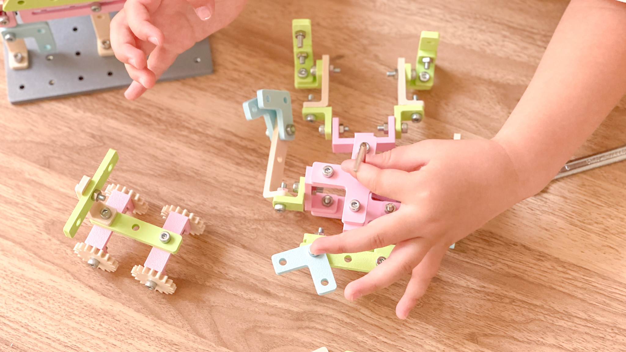 子どもがネジ留めブロックの部品を組み立てている様子