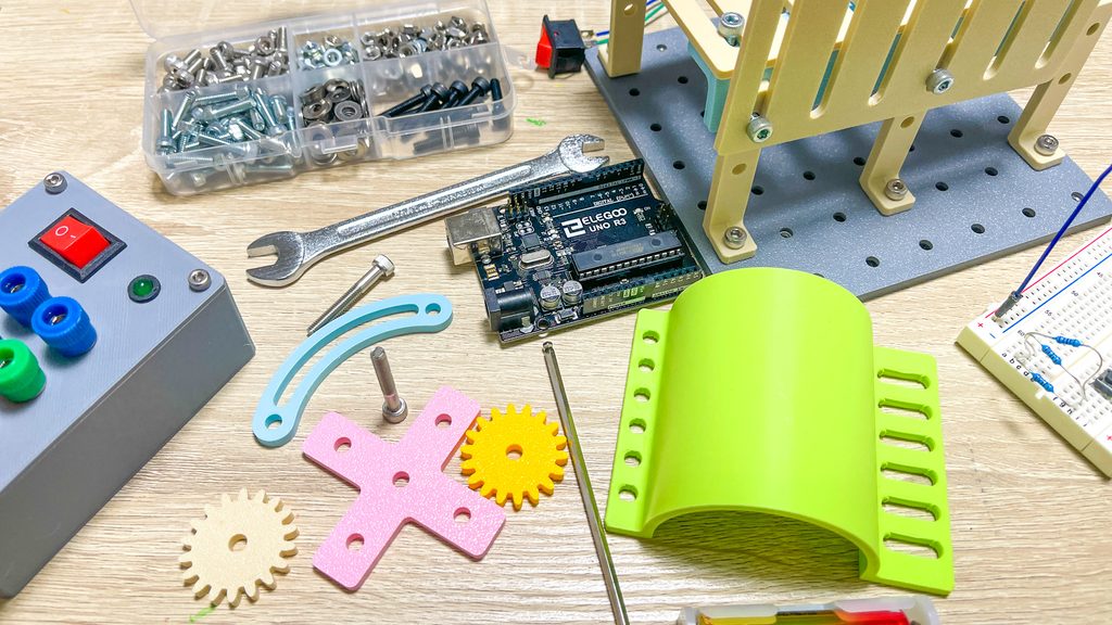 スパナを使ってネジ留めブロックを組み立てる小学生の男の子