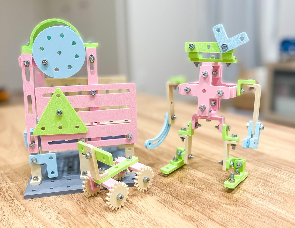 ネジ留めブロックで組み立てた機械やロボットの作品